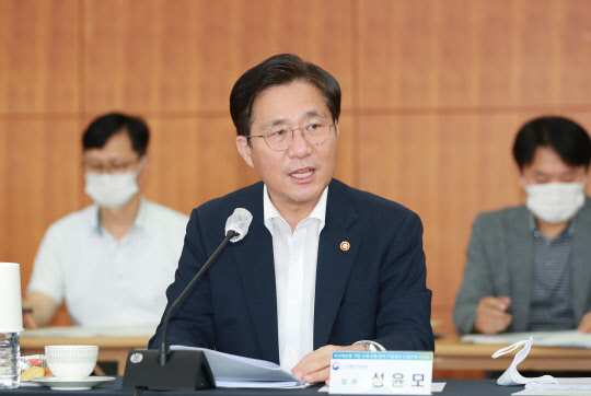 성윤모 산업통상자원부 장관이 6일 오후 서울 한국지식재산센터에서 열린 '지식재산권 기반의 산업정책 수립을 위한 민·관 정책협의회'를 주재, 발언하고 있다. <산업통상자원부 제공>